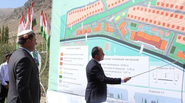 Дар шаҳри Хоруғ дар арафаи 34-умин солгарди Истиқлоли давлатӣ ба 70 нафар омӯзгору табиб, қитъаи замин барои сохтмони манзили истиқоматӣ тақдим намуданд - Sputnik Тоҷикистон