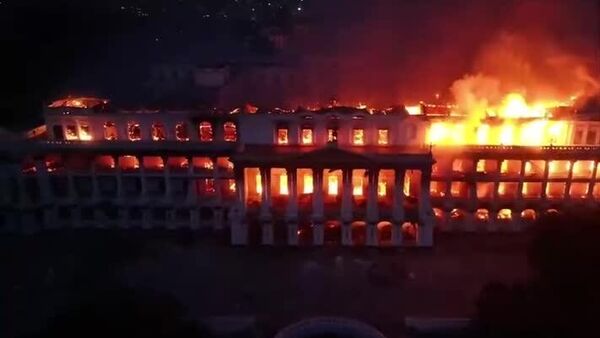 Правительственный дворец в Непале в огне, спасать его не будут, сгорели тысячи важных документов - Sputnik Таджикистан