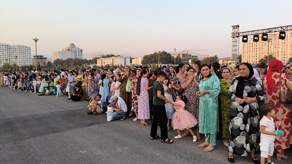 Чорабинии фарҳангӣ бахшида ба таҷлили 34-солагии Истиқлоли Тоҷикистон, дар Майдони Истиқлоли шаҳри Душанбе баргузор шуд. - Sputnik Тоҷикистон