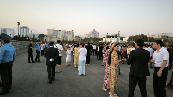 Сокинону меҳмонони Душанбе дар майдони Истиқлол дар интизори консерти идона. - Sputnik Тоҷикистон