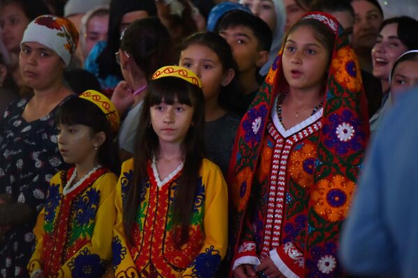 Сокинони хурдсоли кишвар бо пироҳани зебои чакани тоҷикӣ, ки ҳар як дарзи рангини он нишона аз ҳунармандии мардуми тоҷик аст, ба тамошои консерт омадаанд. - Sputnik Тоҷикистон