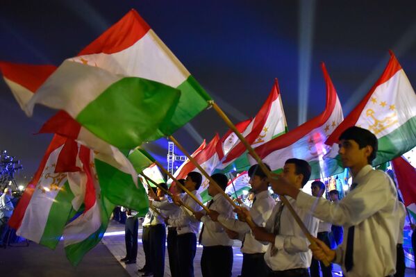 Парфишонии парчами давлатии Тоҷикистон дар дасти ҷавонон дар майдони Истиқлоли Душанбе. - Sputnik Тоҷикистон