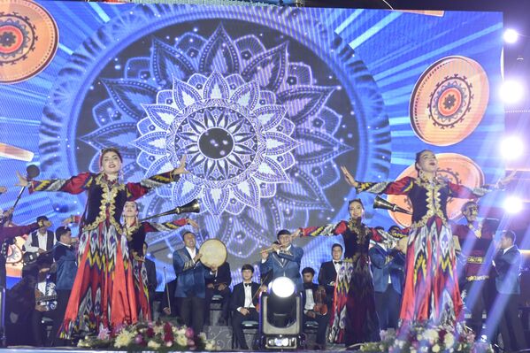 Дар барномаи фарҳангӣ бахшида ба 34-умин солгарди истиқлол, беҳтарин овозхонони кишвар ҳунарнамоӣ карданд. - Sputnik Тоҷикистон