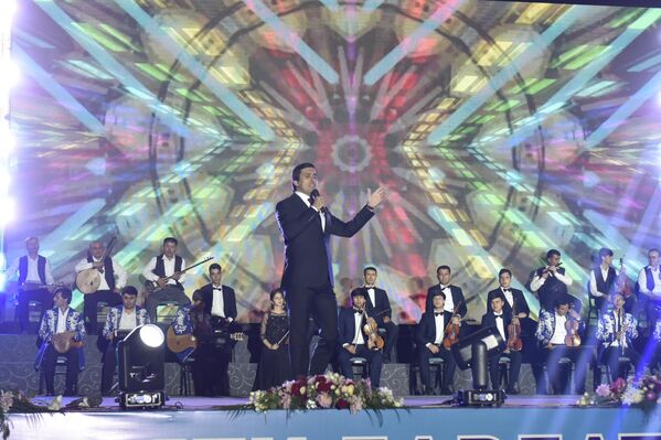 Рӯзи саҳнаи майдони Истиқлол беҳтарин овозхонони кишвар ҳунарнамоӣ карданд. - Sputnik Тоҷикистон