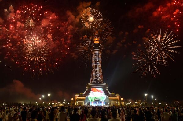 Барномаи фарҳангӣ бо оташбозӣ ва мушакандозӣ анҷом ёфт. - Sputnik Тоҷикистон