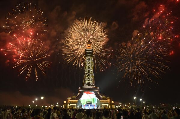 Оташбозӣ дар фазои шаҳри зебои Душанбе ба таҷлили 34-умин солгарди Рӯзи истиқлол дар Душанбе хотима бахшид. - Sputnik Тоҷикистон