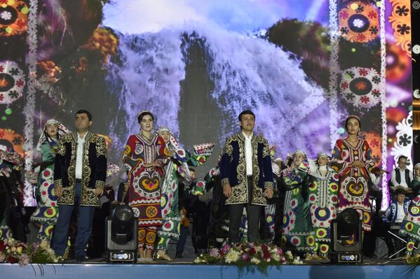 Желающие принять участие в торжествах заблаговременно стали собираться на площади Истиклол. - Sputnik Таджикистан