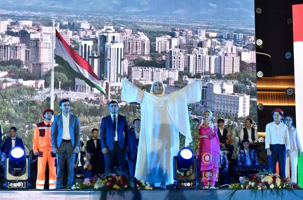 Театральная программа на площади &quot;Истиклол. - Sputnik Таджикистан