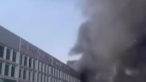 В Душанбе произошел пожар: огонь вспыхнул рядом с ж/д вокзалом - Sputnik Таджикистан