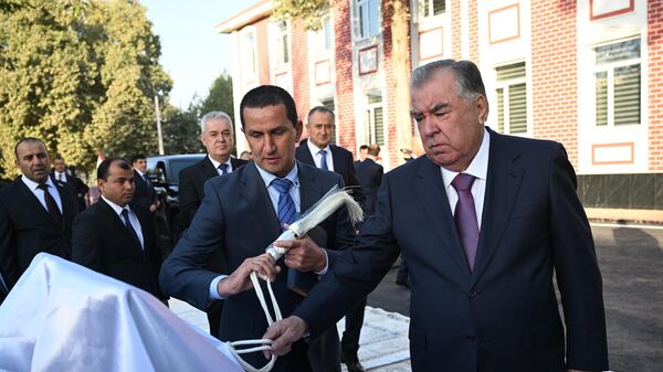 Эмомали Рахмон открыл образовательное учреждение Гимназия имени Джалола Икроми - Sputnik Тоҷикистон