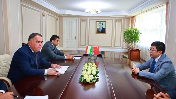 Раҷаб Аҳмадзода бо раҳбарияти  корпоратсияи “ТВЕА Душанбе саноати куҳӣ” - Sputnik Тоҷикистон