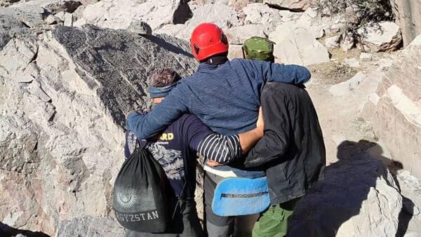 В Таджикистане спасли туриста из России, сломавшего ногу в горах - Sputnik Тоҷикистон