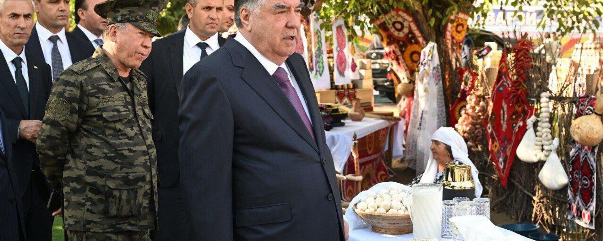 Раҳмон дар Ховалинг ба дастранҷи деҳқонон шинос шуд - Sputnik Тоҷикистон, 1920, 11.09.2025