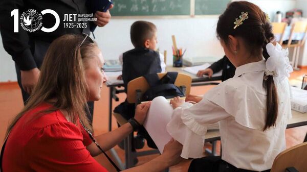 Русия ба як мактаби вижаи Душанбе китобҳо барои афроди босираашон заиф ҳадя кардааст - Sputnik Тоҷикистон