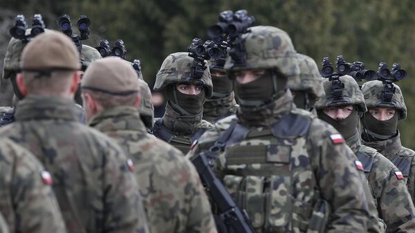 Польские военнослужащие в боевой экипировке во время коротких учений с другими силами НАТО в Весоле. Архивное фото - Sputnik Таджикистан