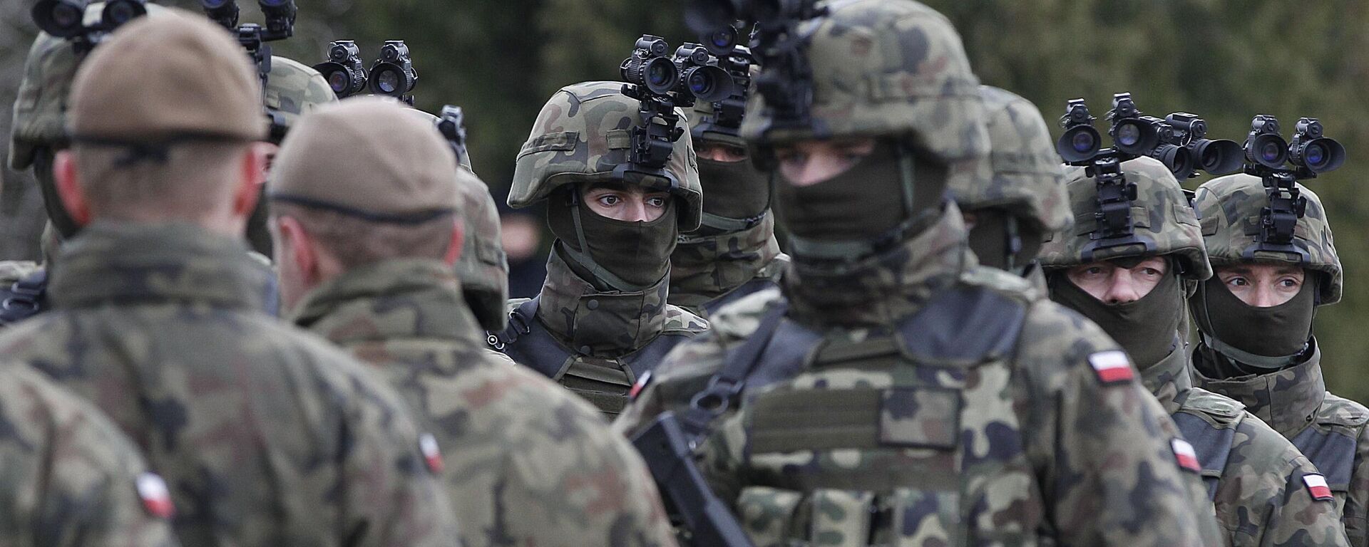 Польские военнослужащие в боевой экипировке во время коротких учений с другими силами НАТО в Весоле. Архивное фото - Sputnik Таджикистан, 1920, 12.09.2025