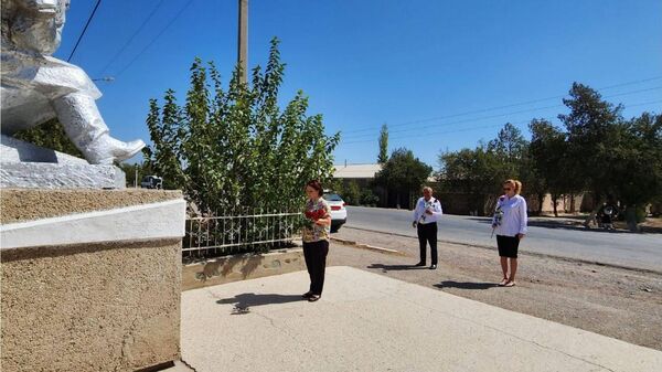 В Аштском районе Согдийской области почтили память Героя Советского Союза Туйчи Эрджигитова - Sputnik Таджикистан