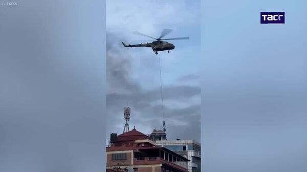 В охваченном протестами Непале министров эвакуировали на спущенных с вертолетов веревках, пишет газета Times of India - Sputnik Таджикистан