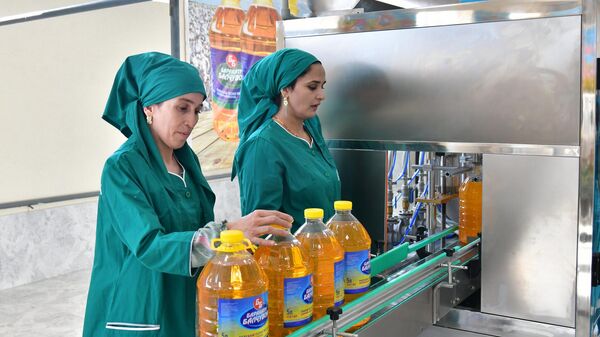 Производство хлопкового и подсолнечного масла в Бальджуванском районе.  - Sputnik Тоҷикистон