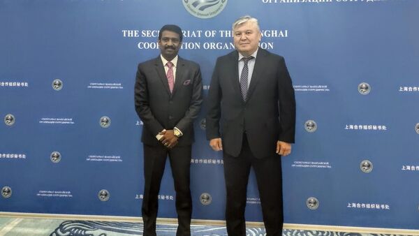 Рабочая встреча министра по энергетике и инфраструктуре Евразийской экономической комиссии Арзыбека Кожошева с заместителем генерального секретаря Шанхайской организации сотрудничества (ШОС) Т.Р. Митхуном  - Sputnik Тоҷикистон