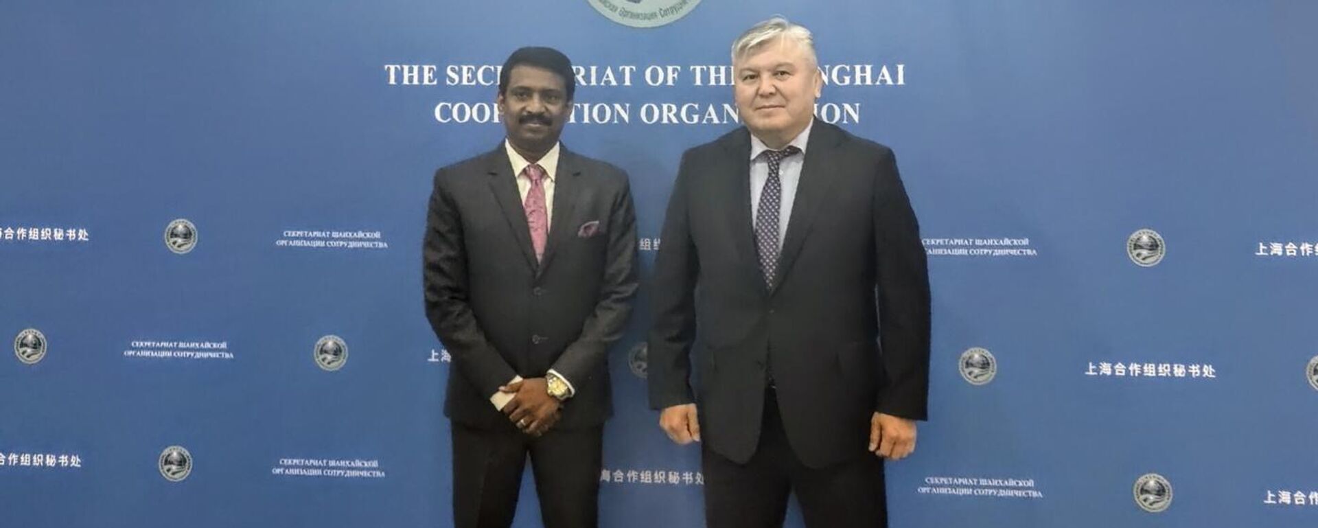 Рабочая встреча министра по энергетике и инфраструктуре Евразийской экономической комиссии Арзыбека Кожошева с заместителем генерального секретаря Шанхайской организации сотрудничества (ШОС) Т.Р. Митхуном - Sputnik Таджикистан, 1920, 13.09.2025