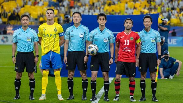 Корейская бригада арбитров матча Аль-Наср - Истиклол - Sputnik Таджикистан