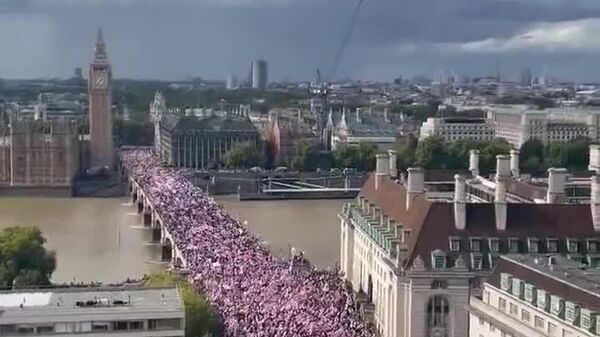 Шоҳигариро муттаҳид кунед: Даҳҳо ҳазор бритониёӣ дар як тазоҳуроти зиддиҳукуматӣ дар Лондон ба кӯчаҳо рехтанд - Sputnik Тоҷикистон