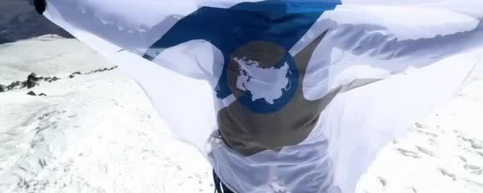 Дар Элбрус парчами ИИАО барафрохта шуд - Sputnik Тоҷикистон, 1920, 14.09.2025