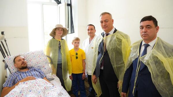 Мэр Пенджикента Абдухолик Холикзода посетил пострадавшего российского альпиниста - Sputnik Тоҷикистон