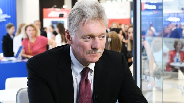 Пресс-секретарь президента РФ Дмитрий Песков на стенде РИА Новости.  - Sputnik Тоҷикистон