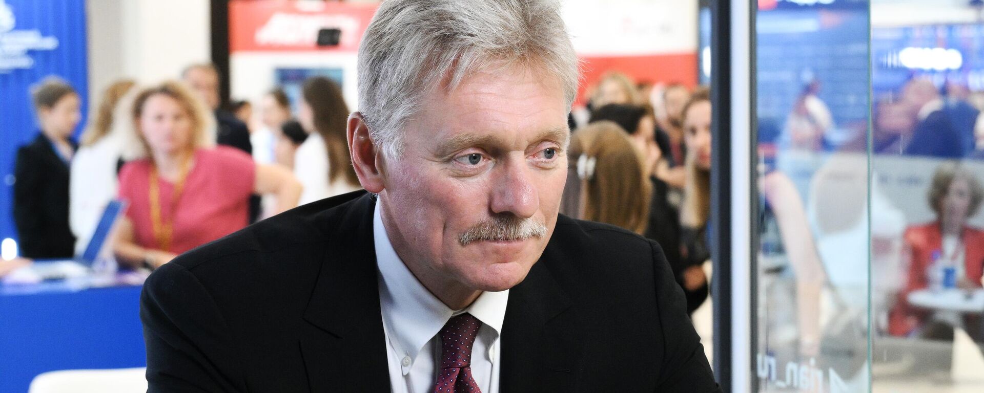 Пресс-секретарь президента РФ Дмитрий Песков на стенде РИА Новости.  - Sputnik Тоҷикистон, 1920, 09.10.2025