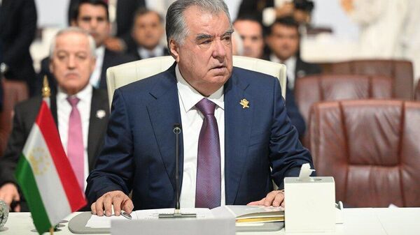 Эмомалӣ Раҳмон ба таҳкими ваҳдати уммати мусулмонӣ даъват кард: Президенти Тоҷикистон дар нишасти изтирории сарони кишварҳои араб ва кишварҳои СҲИ суханронӣ кард - Sputnik Тоҷикистон