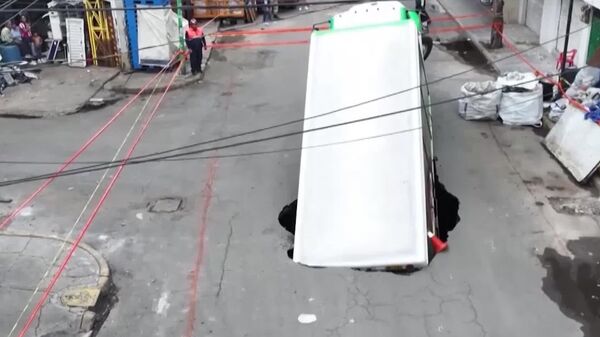 Мехико остался без газировки: грузовик, перевозивший сладкую воду, провалился сквозь землю - Sputnik Таджикистан