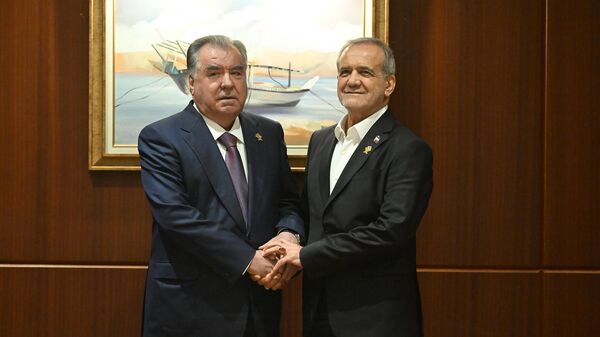 Встреча Эмомали Рахмона и с президентом Исламской Республики Иран Масудом Пезешкианом. - Sputnik Тоҷикистон