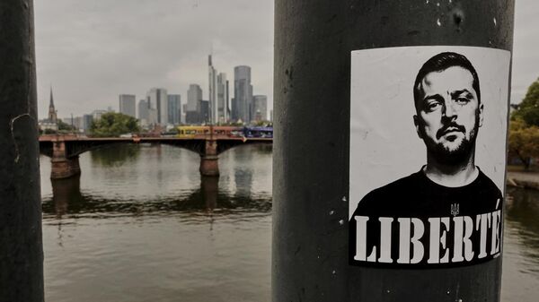 Наклейка с изображением Владимира Зеленского прикреплена на мосту во Франкфурте, Германия.  - Sputnik Тоҷикистон