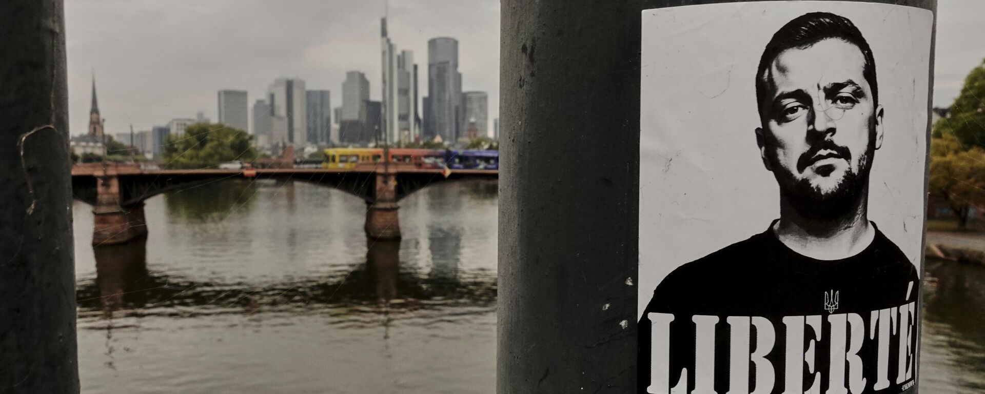 Наклейка с изображением Владимира Зеленского прикреплена на мосту во Франкфурте, Германия.  - Sputnik Тоҷикистон, 1920, 16.09.2025