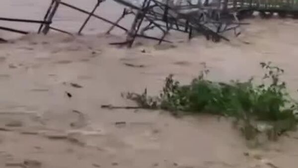 Дар Ҳиндустон сел пули болои дарёи Тубал дар аёлати Манипурро шуста бурд - Sputnik Тоҷикистон