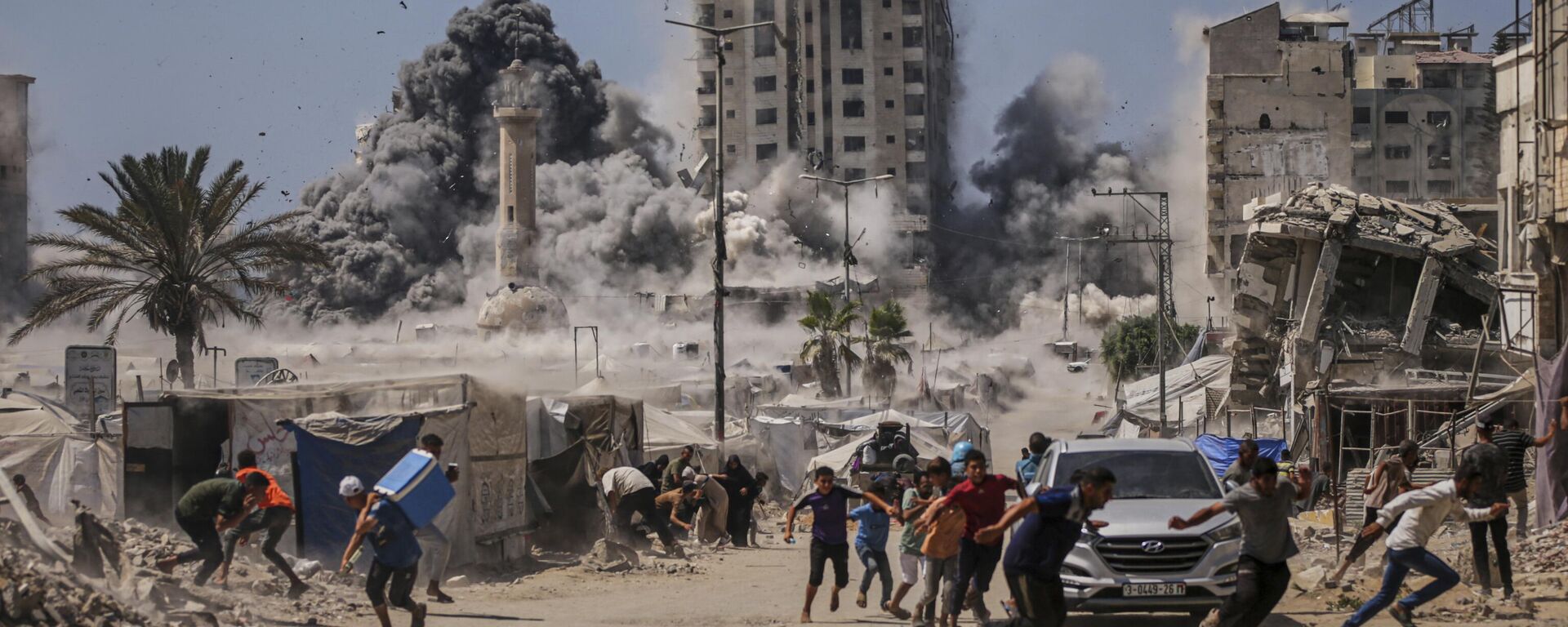 Палестинцы бегут в укрытие во время израильского авиаудара по высотному зданию в городе Газа в пятницу, 5 сентября 2025 года. - Sputnik Таджикистан, 1920, 30.12.2025