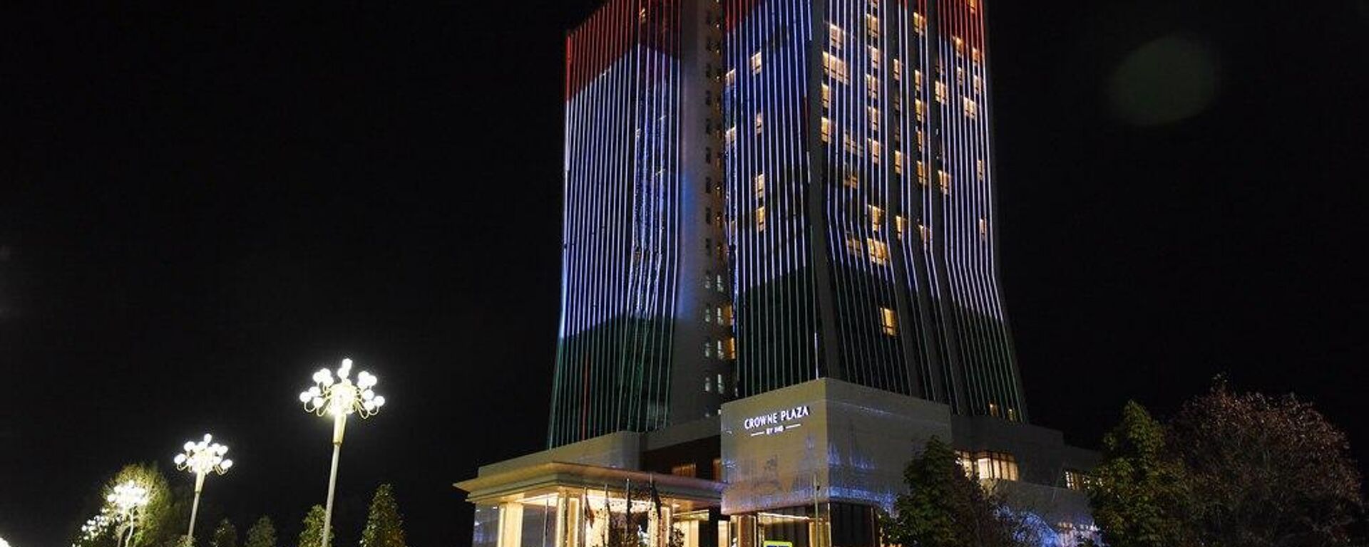 Раҳмон дар Душанбе меҳмонхонаи панҷситорадори Crowne Plaza Dushanbe-ро ба истифода дод - Sputnik Тоҷикистон, 1920, 16.09.2025