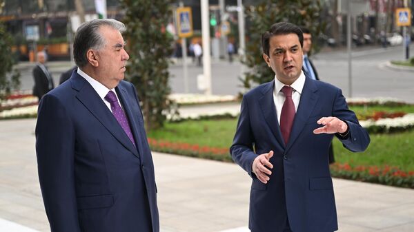 Президент Республики Таджикистан Эмомали Рахмон и Председатель Маджлиси милли Маджлиси Оли Республики Таджикистан, Председатель города Душанбе Рустам Эмомали. - Sputnik Тоҷикистон