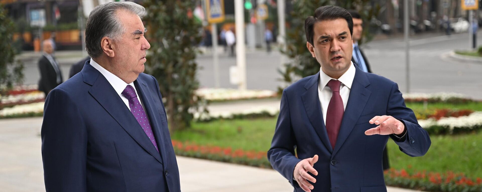 Президент Республики Таджикистан Эмомали Рахмон и Председатель Маджлиси милли Маджлиси Оли Республики Таджикистан, Председатель города Душанбе Рустам Эмомали. - Sputnik Тоҷикистон, 1920, 17.09.2025