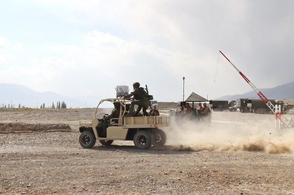 Российские военнослужащие 201-й военной базы, дислоцированной в Таджикистане, отработали захват опорных пунктов. - Sputnik Таджикистан