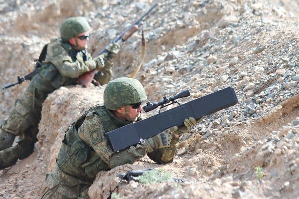 В общей сложности задействовано около 1200 военнослужащих и 500 единиц военной и специальной техники, в том числе самолетов, вертолетов, беспилотных летательных аппаратов и боевых катеров. - Sputnik Таджикистан