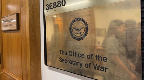 Новая табличка с названием Пентагона после переименования Министерства обороны в Министерство войны в Вашингтоне, пятница, 5 сентября 2025 г. - Sputnik Таджикистан