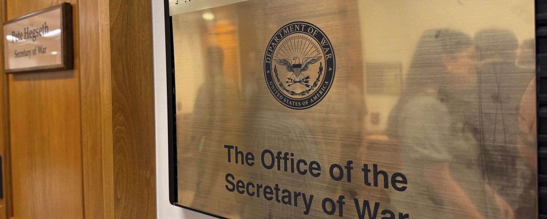 Новая табличка с названием Пентагона после переименования Министерства обороны в Министерство войны в Вашингтоне, пятница, 5 сентября 2025 г. - Sputnik Таджикистан, 1920, 18.09.2025