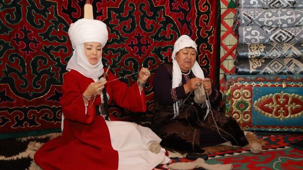Низомиёни тоҷик бо фарҳанги Қирғизистон ошно шуданд: дар доираи тамрини Сарҳад-2025 барои нерӯҳои мусаллаҳи СААД як намоиши ҷолибе пешниҳод шуд - Sputnik Тоҷикистон