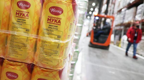 Упаковки с пшеничной мукой в распределительном центре. Иллюстративное фото - Sputnik Тоҷикистон