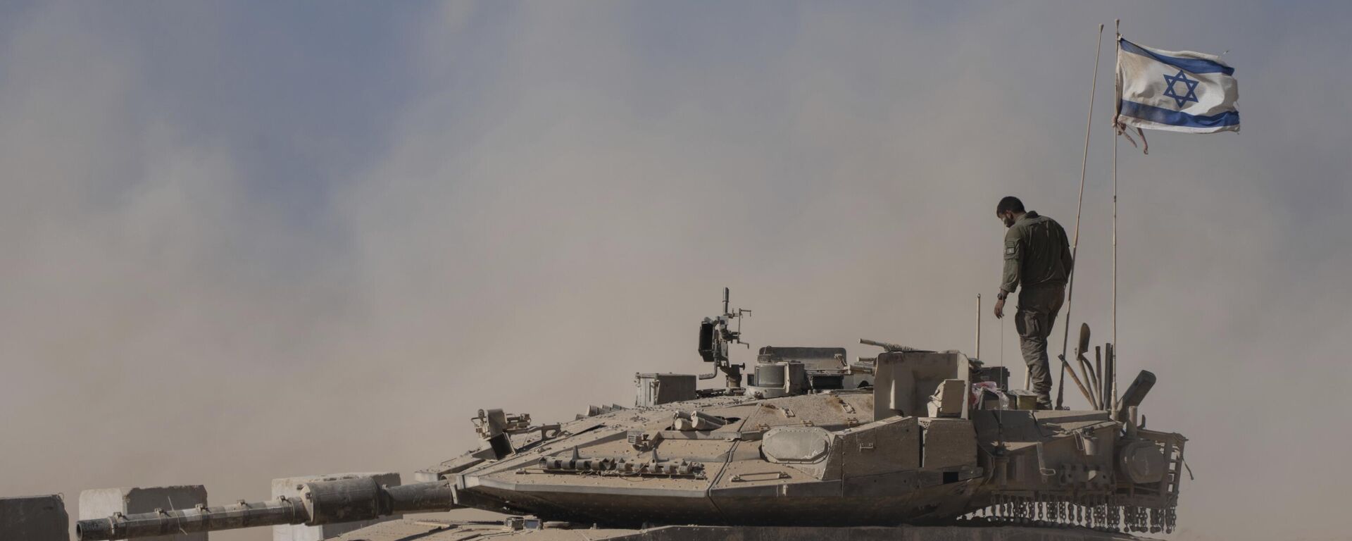 Израильский солдат на крыше танка, припаркованного недалеко от границы Израиля с сектором Газа,  20 августа 2025 года. - Sputnik Таджикистан, 1920, 19.09.2025