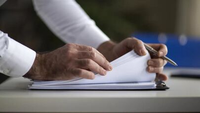 Мужчина просматривает документы. Архивное фото