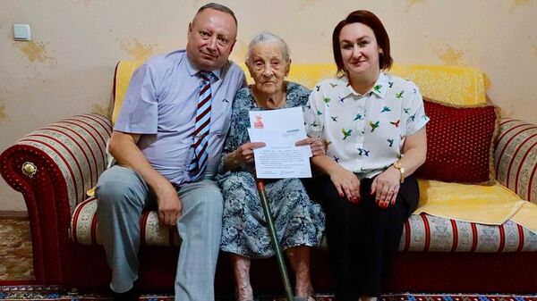 В Таджикистане ветерану Великой Отечественной войны, труженице тыла Марии Сербуловой передали поздравительное письмо от президента России Владимира Путина - Sputnik Таджикистан